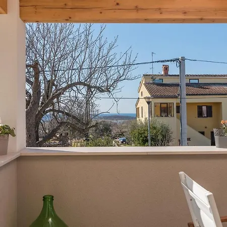 Apartment With Sea View Near Poreč